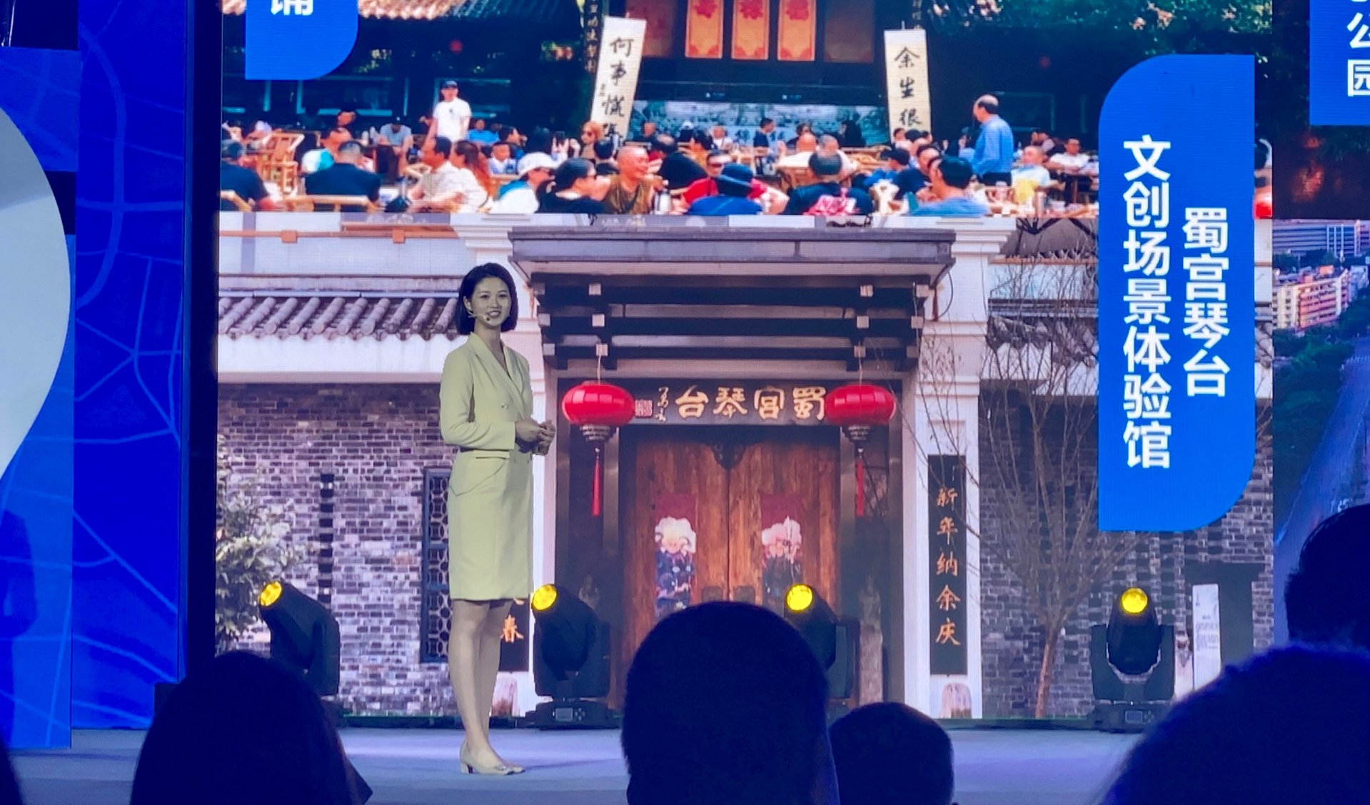 在活动现场对100个“最成都·生活美
