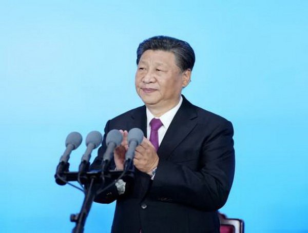并与代表们合影留念